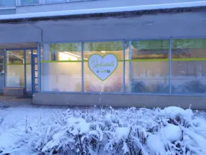 Joensuun Rantakylän ostoskeskuksen tiloissa sijaitseva lapsiperheiden kohtaamispaikka ulkopuolelta kuvattuna lumisena talviaamuna